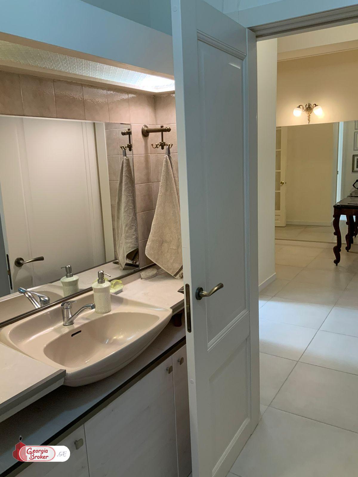 იყიდება ახალი გარემონტებული 10 ოთახიანი სახლი ვაკეში